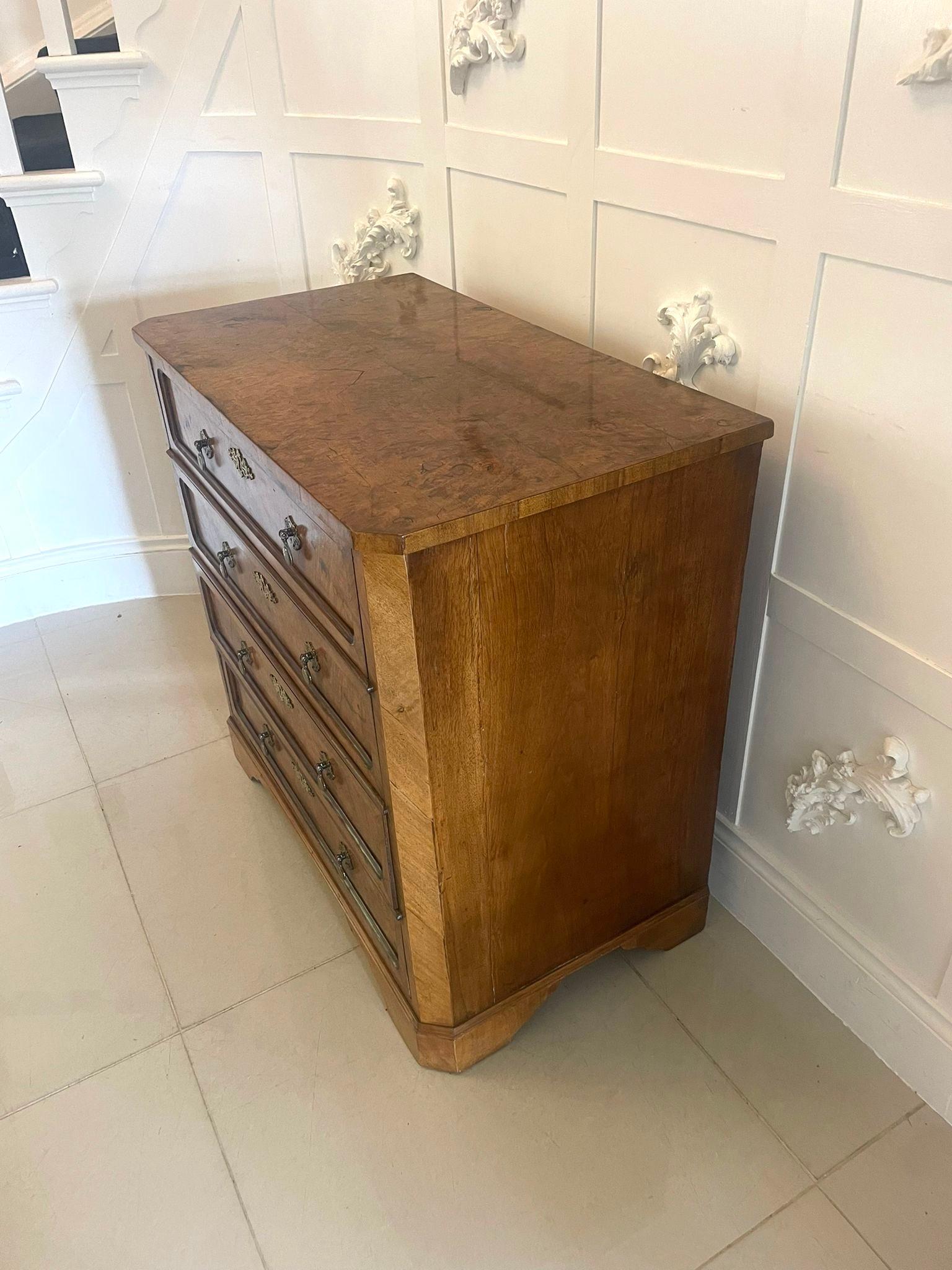 Ancienne commode victorienne à quatre tiroirs en ronce de noyer d'une qualité exceptionnelle en vente 5