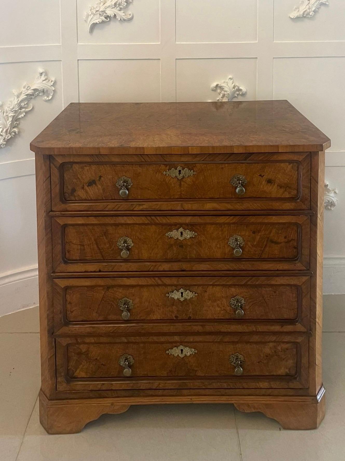 Ancienne commode victorienne à quatre tiroirs en ronce de noyer d'une qualité exceptionnelle en vente 6