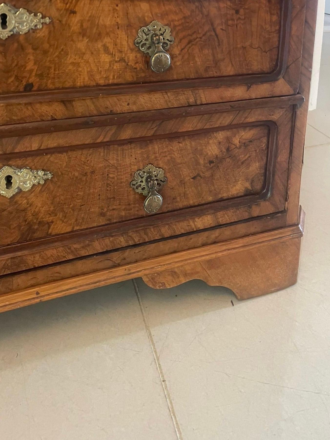 Victorien Ancienne commode victorienne à quatre tiroirs en ronce de noyer d'une qualité exceptionnelle en vente