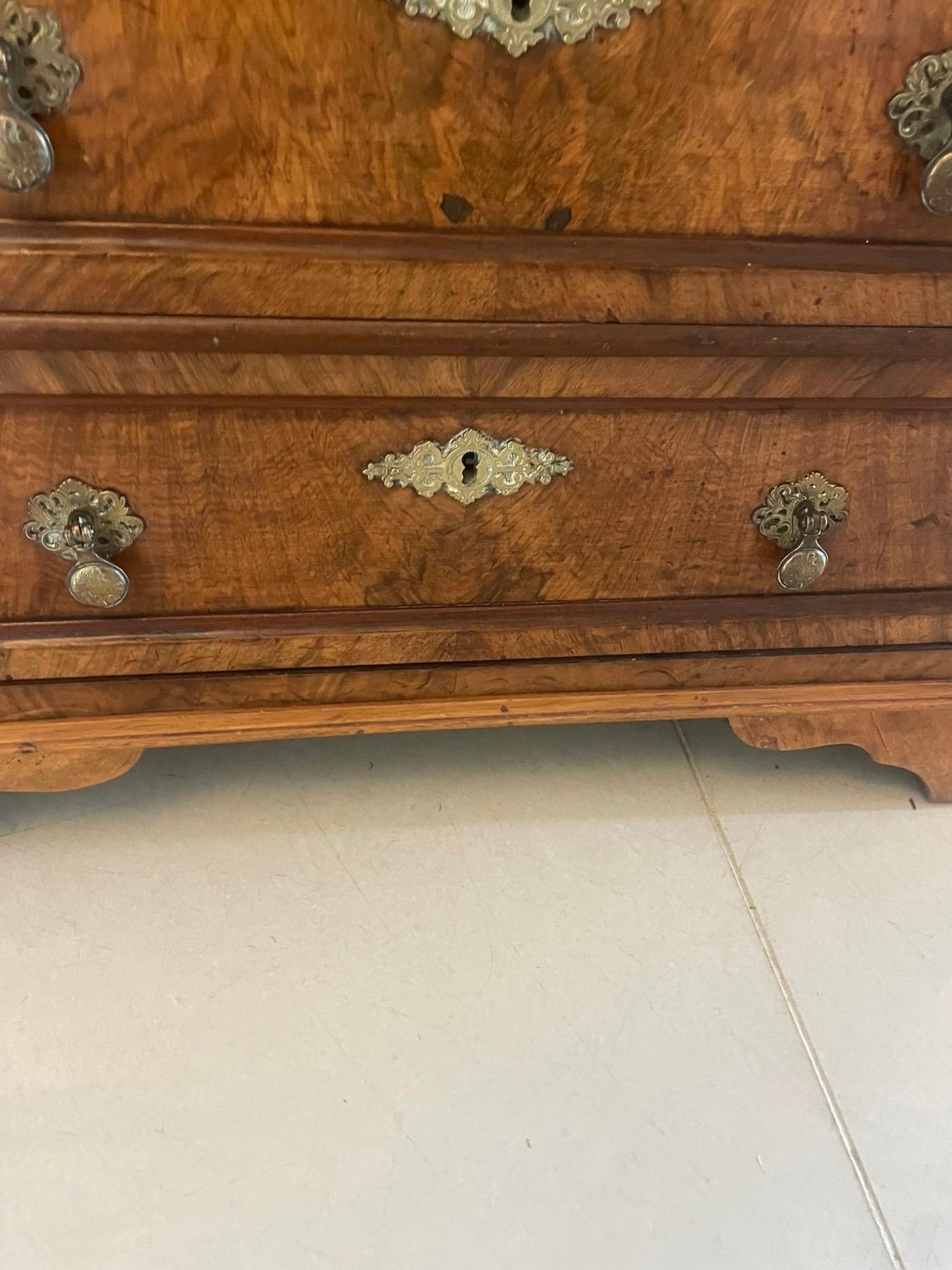 Anglais Ancienne commode victorienne à quatre tiroirs en ronce de noyer d'une qualité exceptionnelle en vente