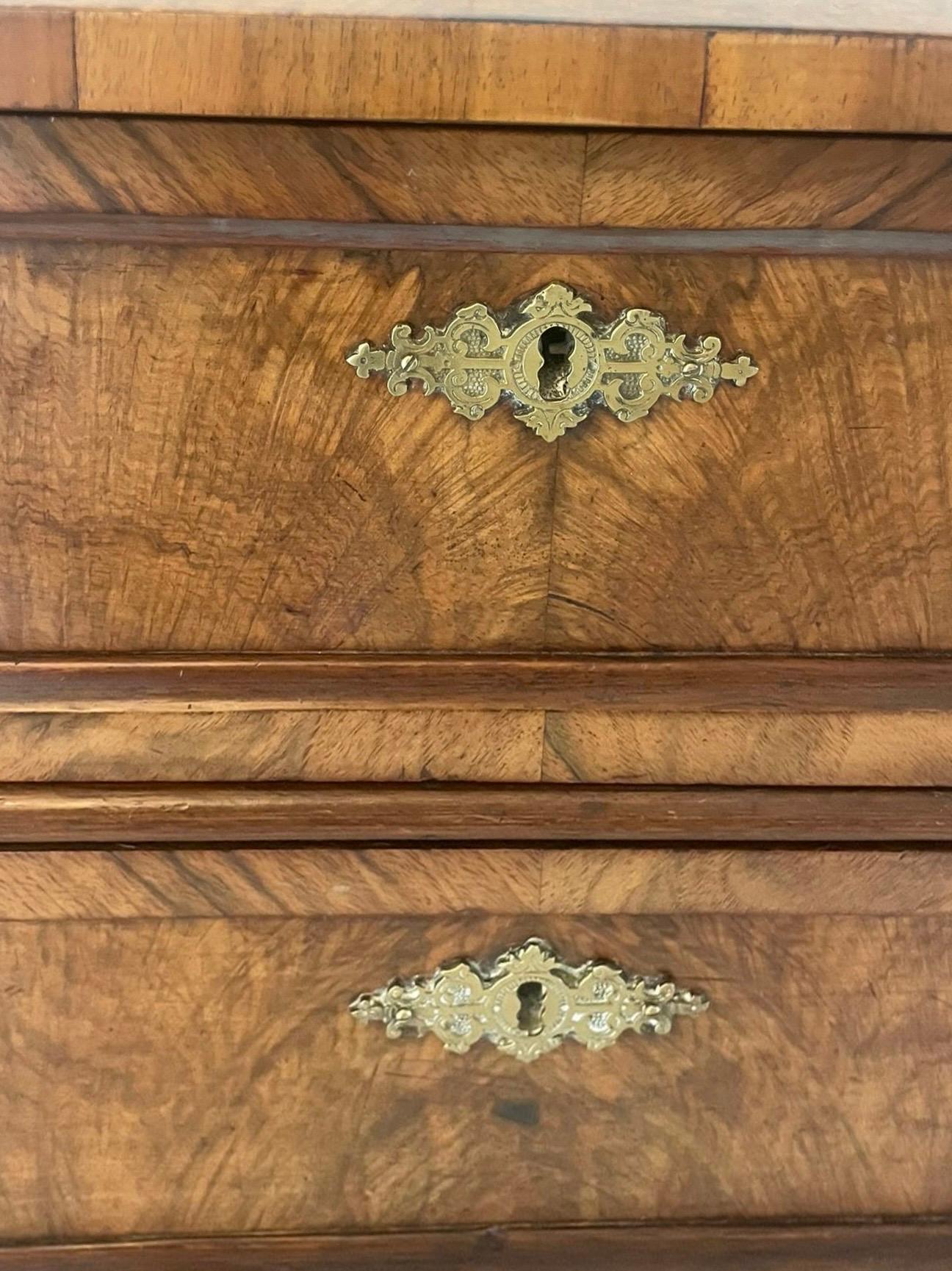 Ancienne commode victorienne à quatre tiroirs en ronce de noyer d'une qualité exceptionnelle Bon état - En vente à Suffolk, GB