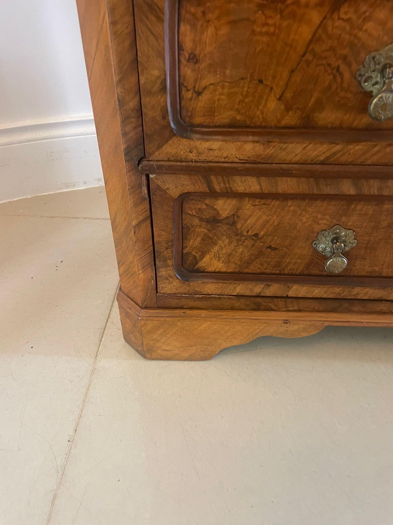 XIXe siècle Ancienne commode victorienne à quatre tiroirs en ronce de noyer d'une qualité exceptionnelle en vente