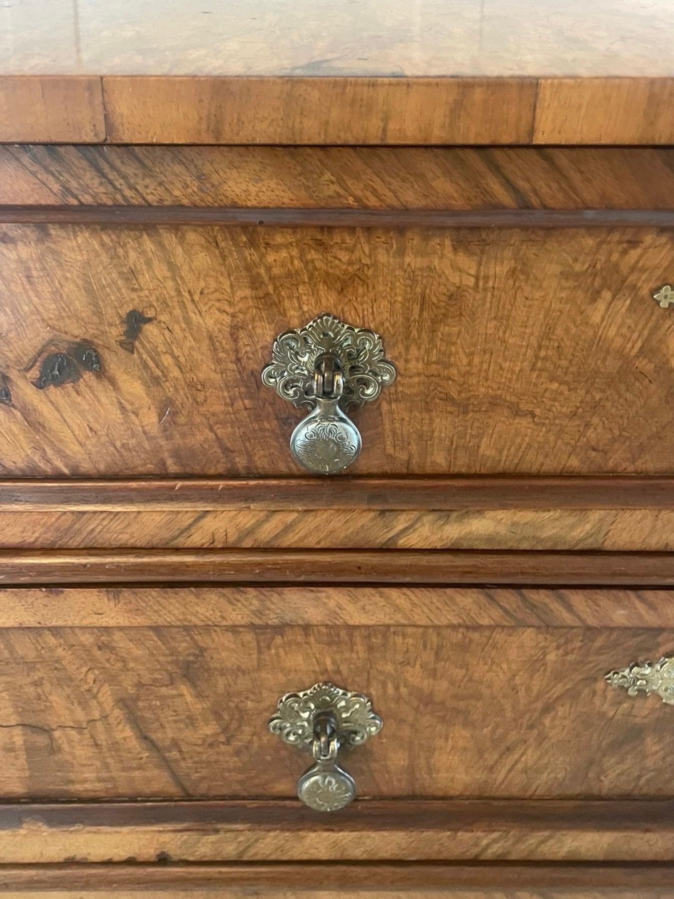 Noyer Ancienne commode victorienne à quatre tiroirs en ronce de noyer d'une qualité exceptionnelle en vente