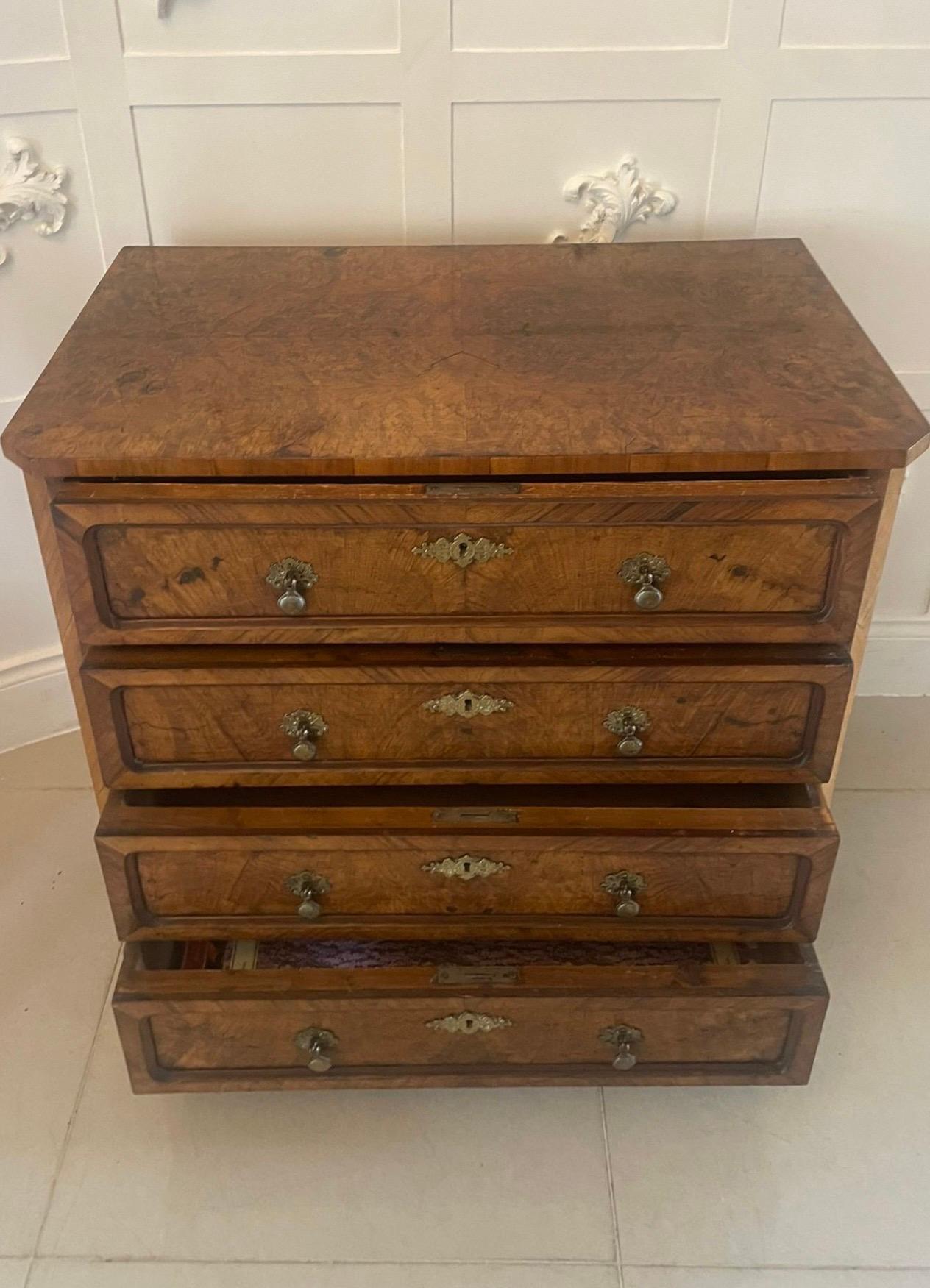Ancienne commode victorienne à quatre tiroirs en ronce de noyer d'une qualité exceptionnelle en vente 1
