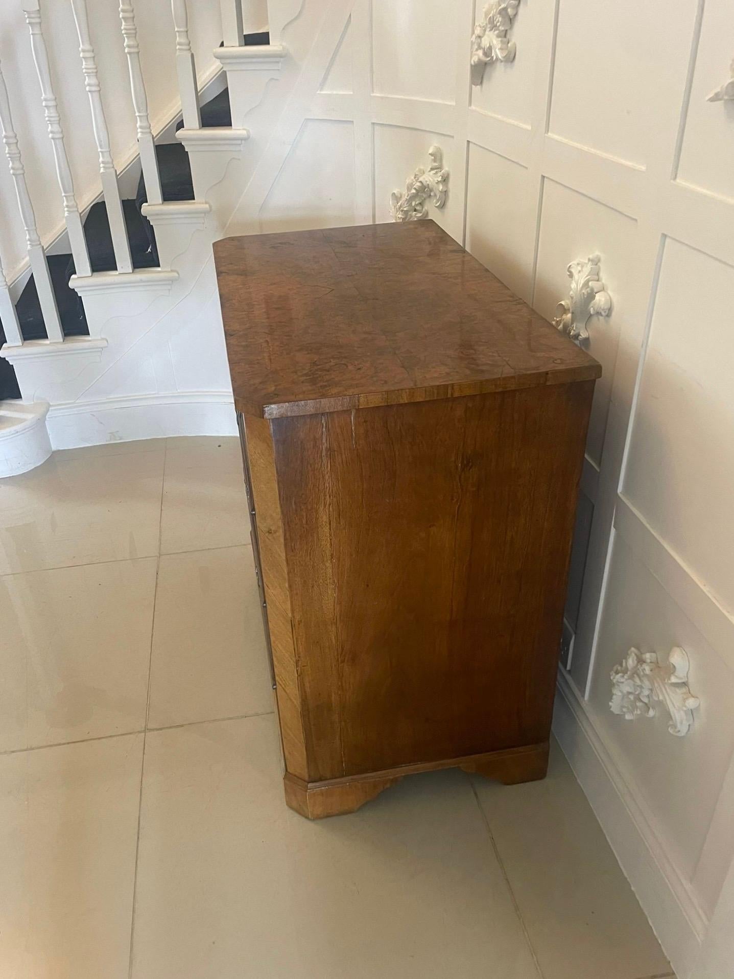 Ancienne commode victorienne à quatre tiroirs en ronce de noyer d'une qualité exceptionnelle en vente 2