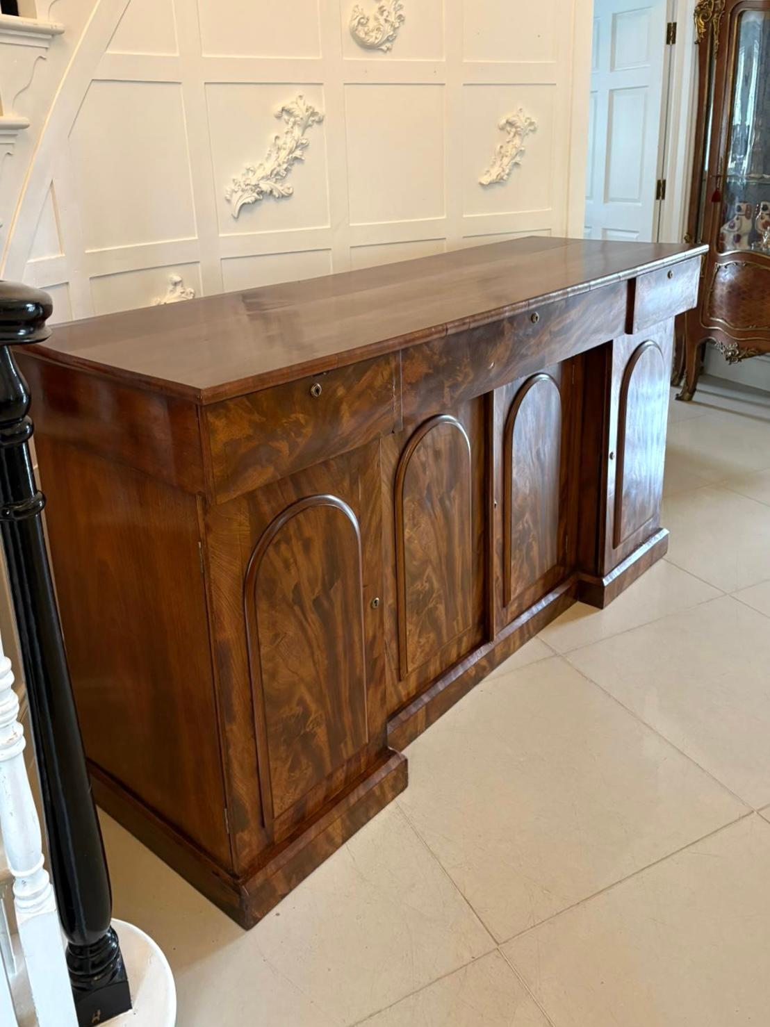 Credenza antica vittoriana di qualità eccezionale in mogano figurato in vendita 3