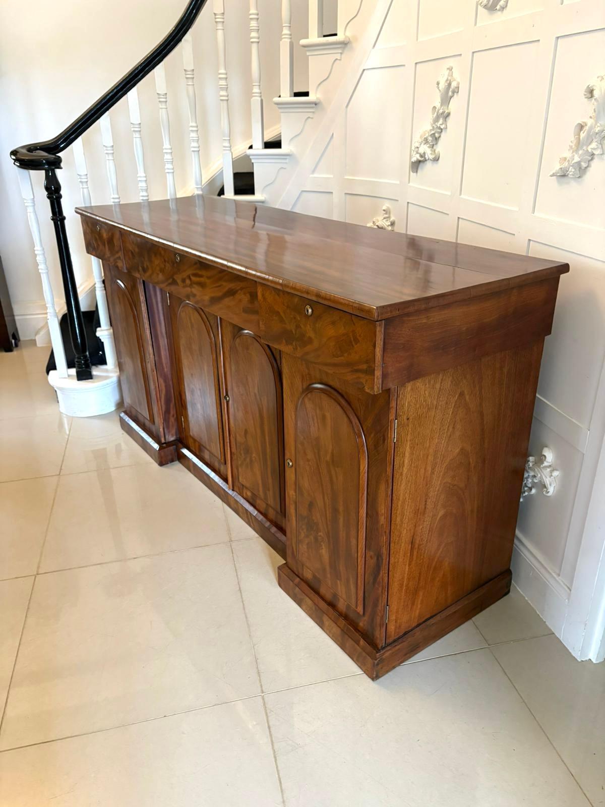 Vittoriano Credenza antica vittoriana di qualità eccezionale in mogano figurato in vendita
