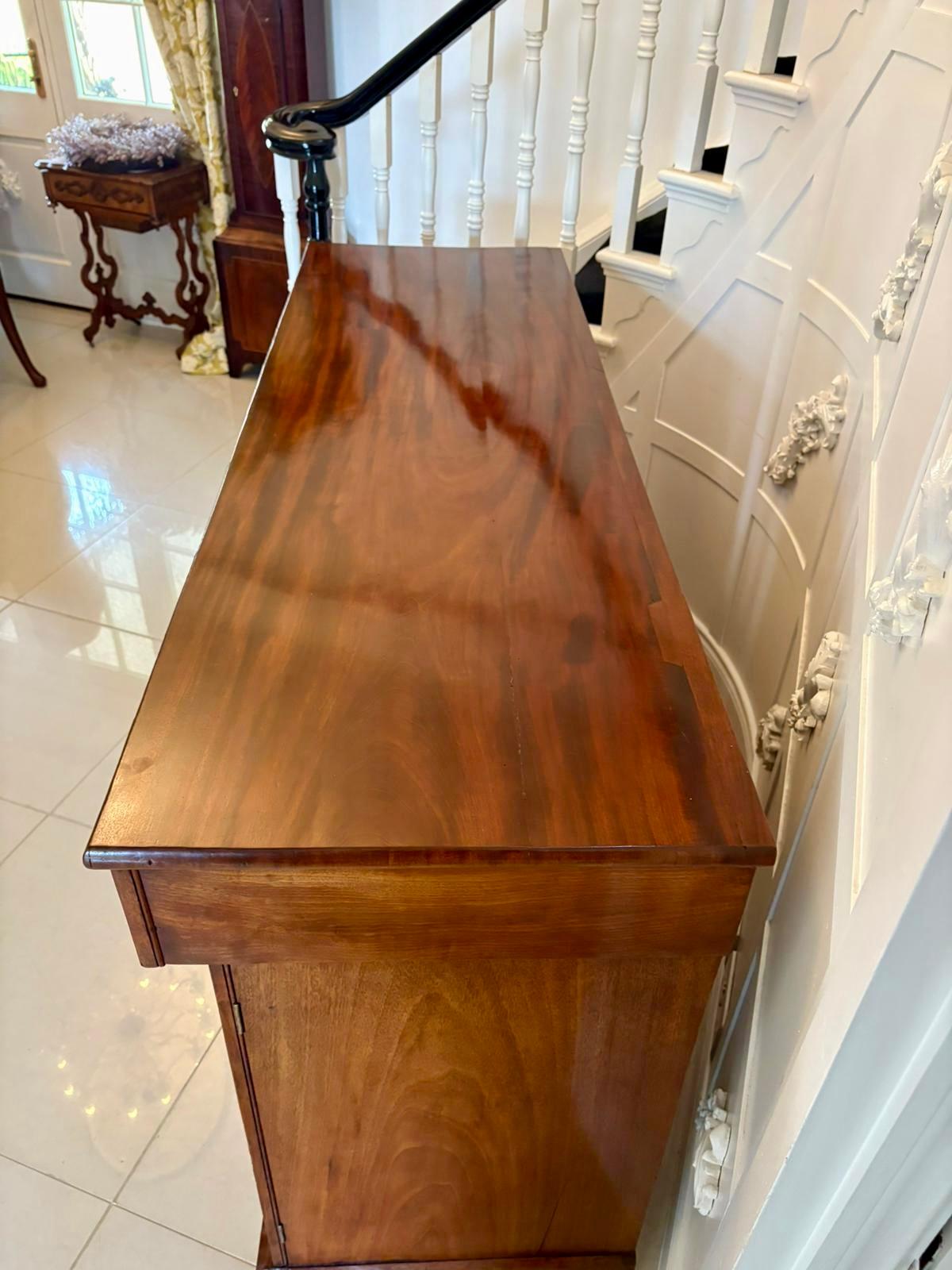 Inglese Credenza antica vittoriana di qualità eccezionale in mogano figurato in vendita