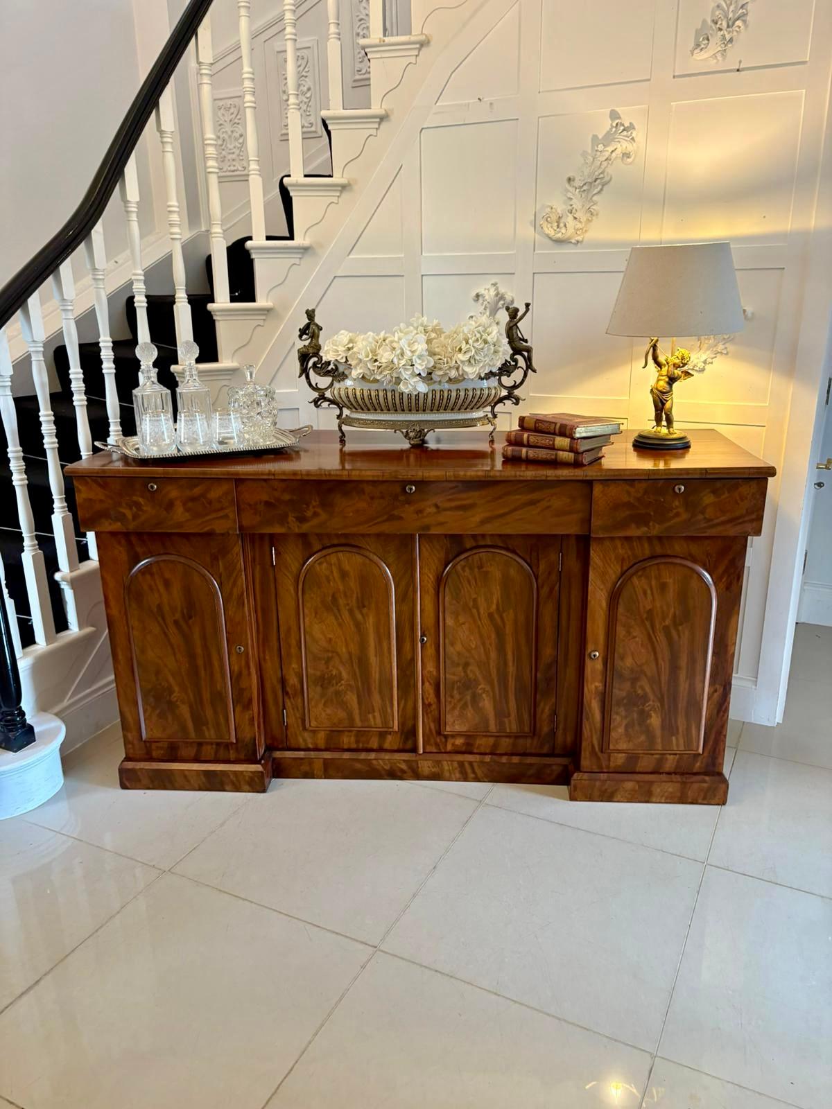 Credenza antica vittoriana di qualità eccezionale in mogano figurato In condizioni buone in vendita a Suffolk, GB