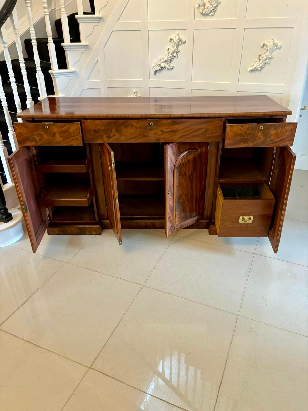XIX secolo Credenza antica vittoriana di qualità eccezionale in mogano figurato in vendita