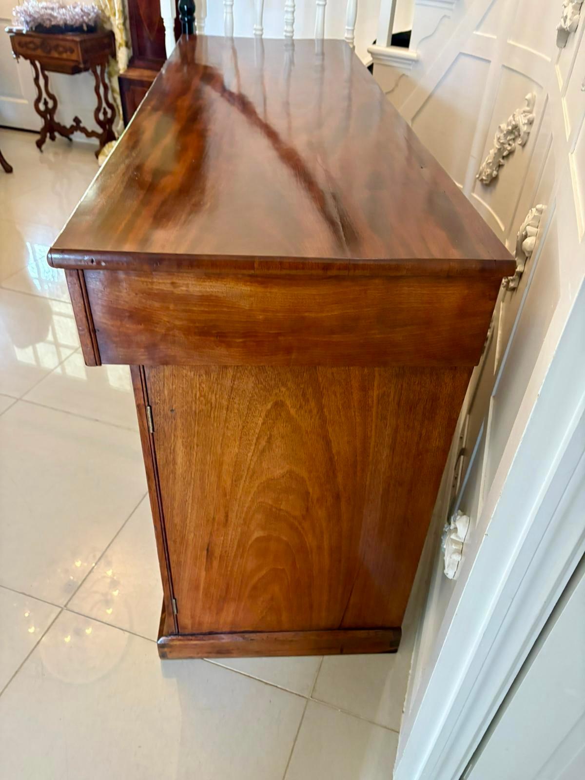 Altro Credenza antica vittoriana di qualità eccezionale in mogano figurato in vendita