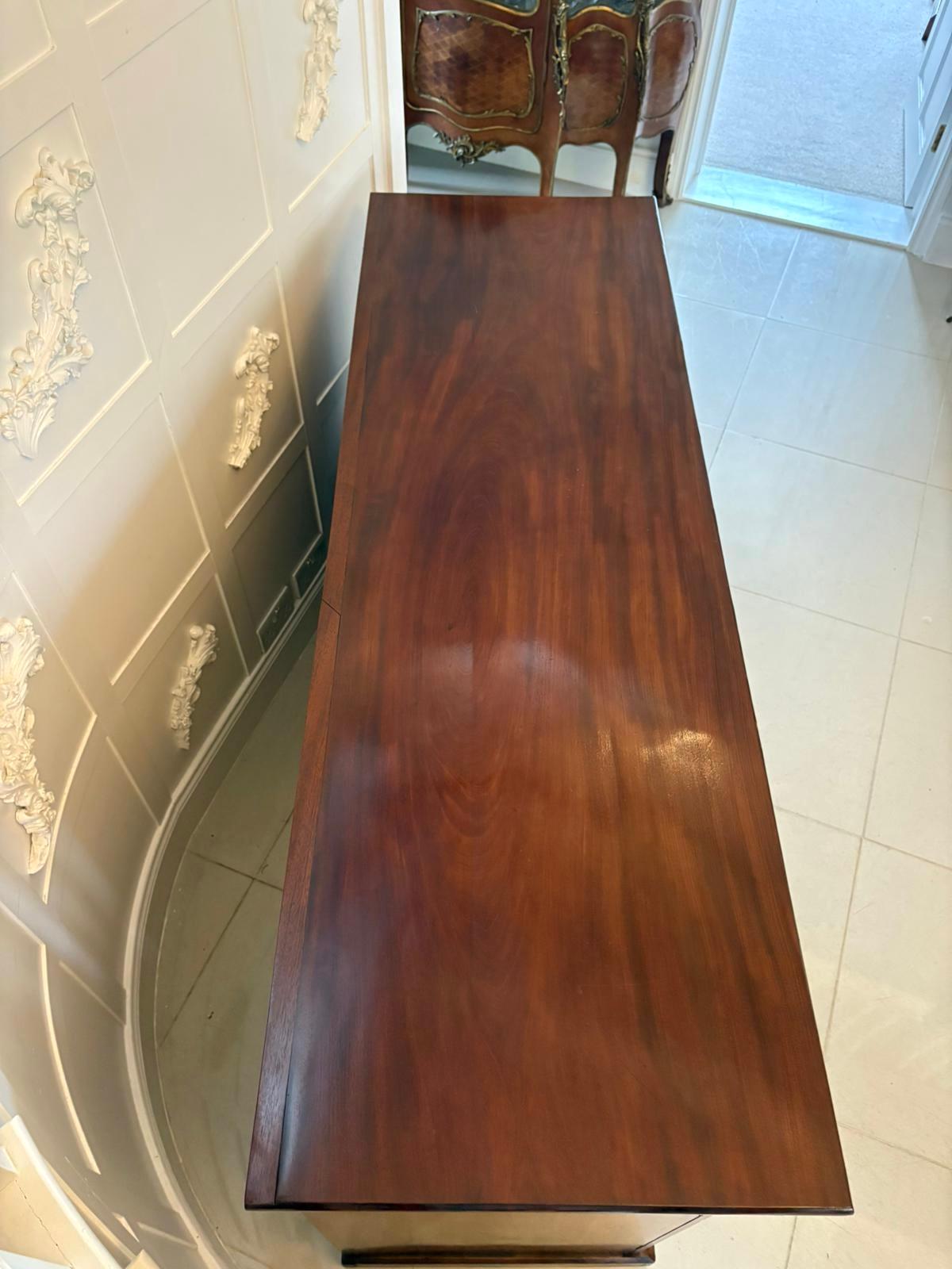 Credenza antica vittoriana di qualità eccezionale in mogano figurato in vendita 1