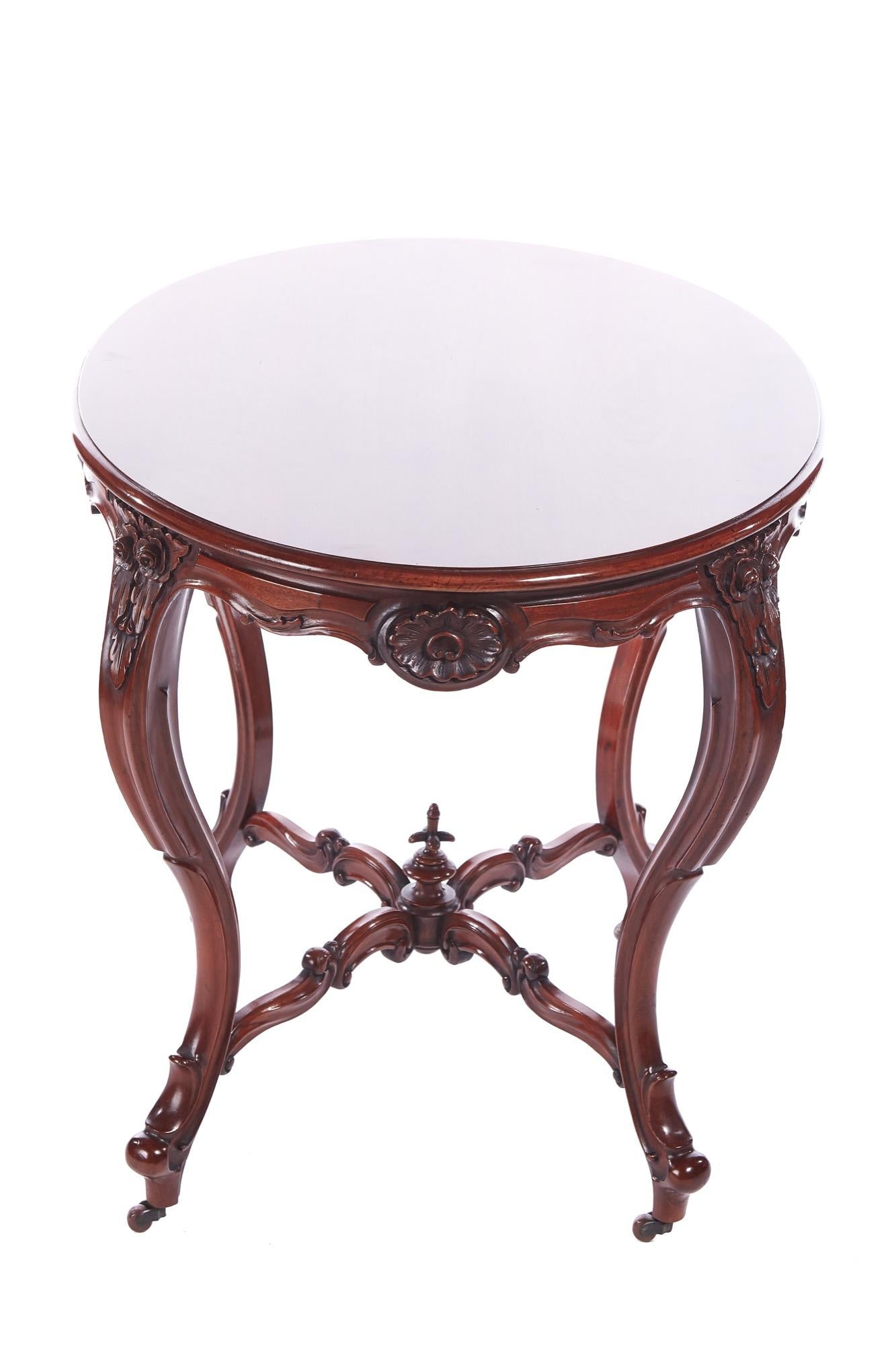 Antique Victorian Oval Carved Walnut Center Table im Angebot 4