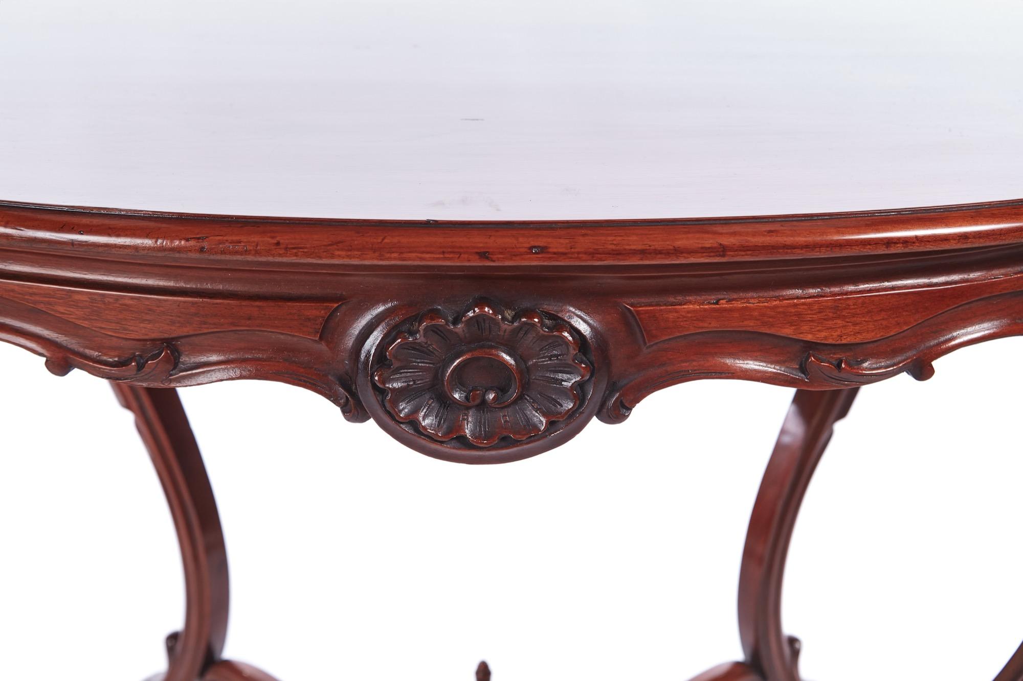 Antique Victorian Oval Carved Walnut Center Table (Viktorianisch) im Angebot