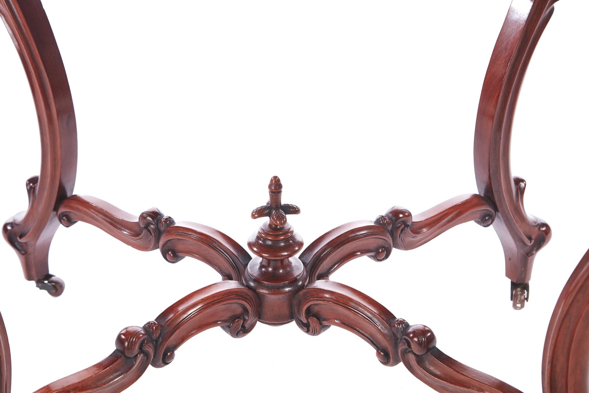 Antique Victorian Oval Carved Walnut Center Table (Europäisch) im Angebot