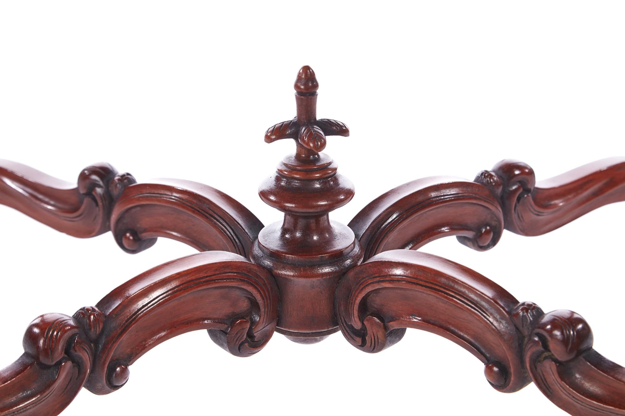 Antique Victorian Oval Carved Walnut Center Table (Walnuss) im Angebot