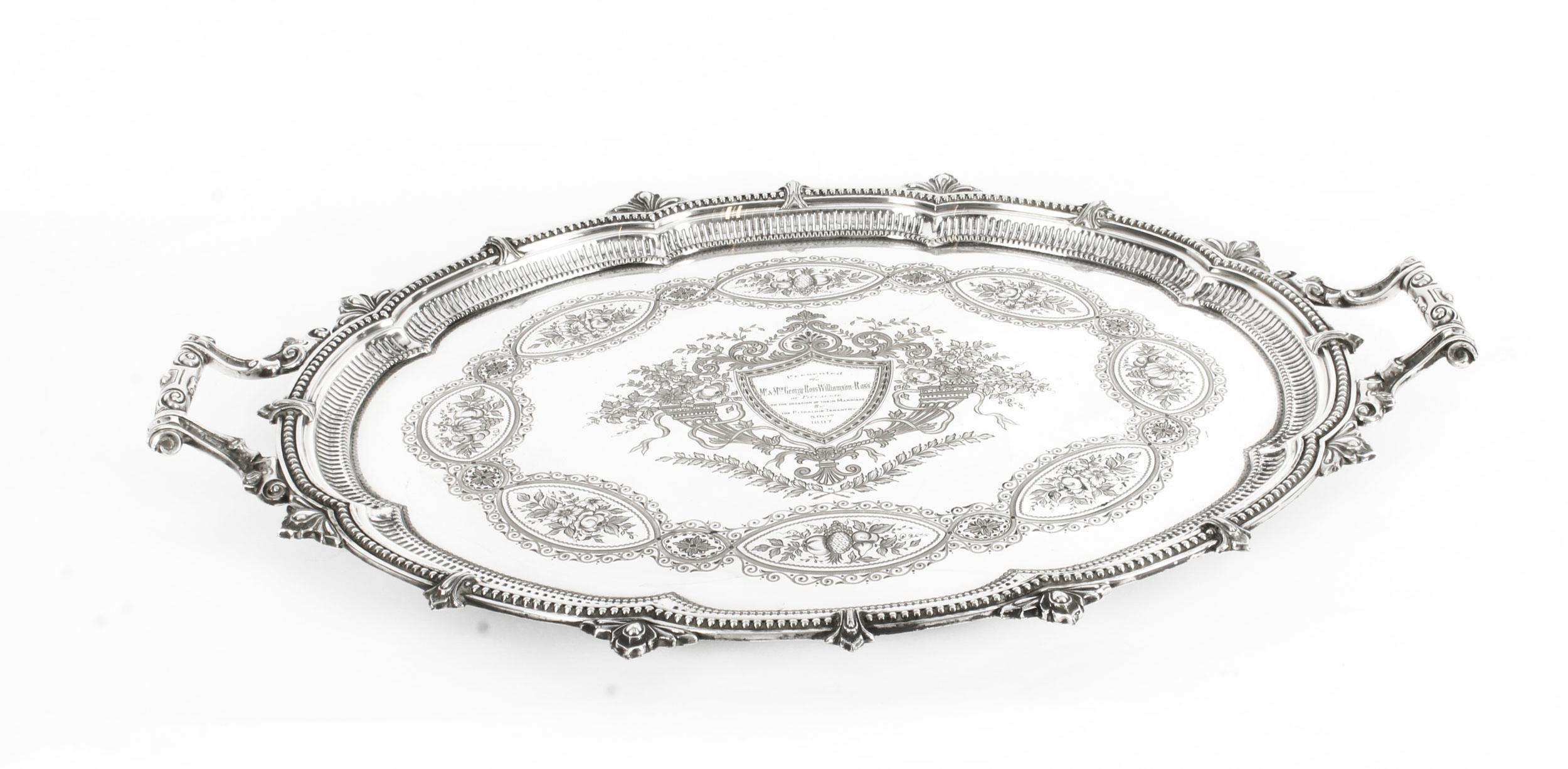 Si tratta di un magnifico vassoio ovale vittoriano inglese con due manici, realizzato dai ricercatissimi argentieri Mappin & Webb, Sheffield, datato circa 1880.
 
Questo splendido vassoio presenta decorazioni a fogliame e frutta splendidamente
