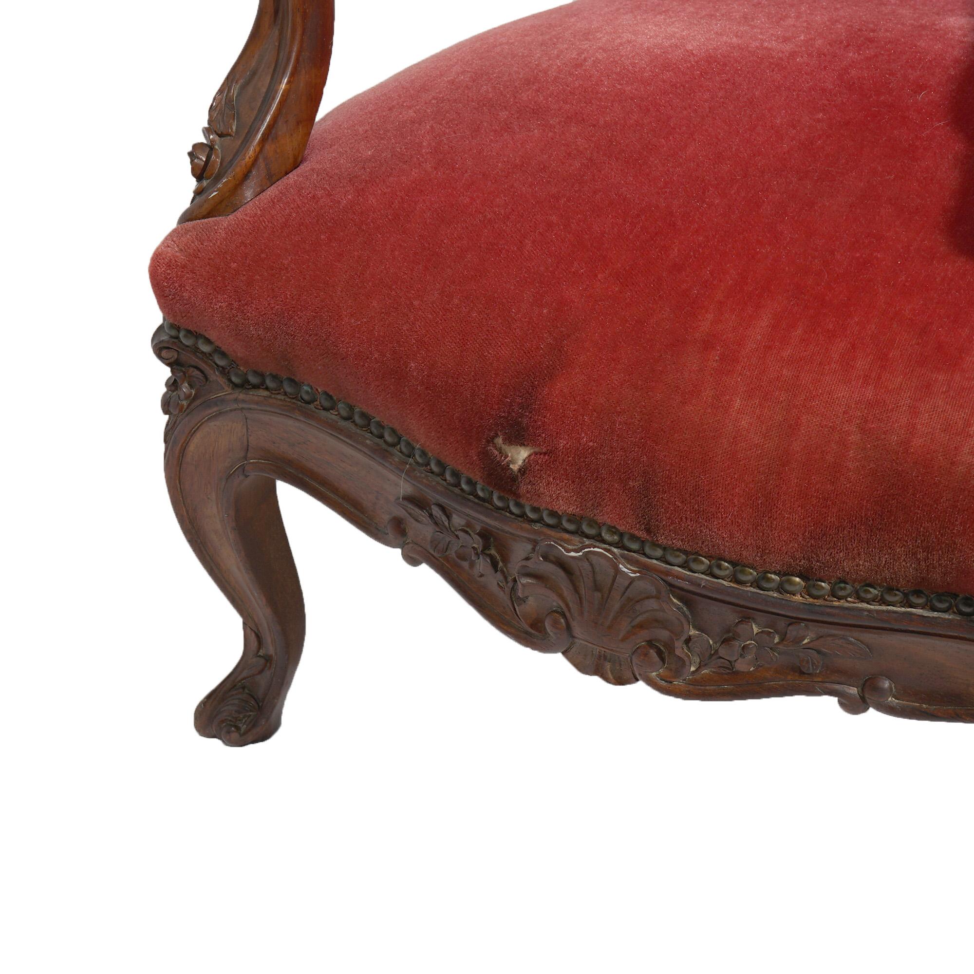 Américain Fauteuil victorien ancien surdimensionné en noyer sculpté, vers 1890 en vente