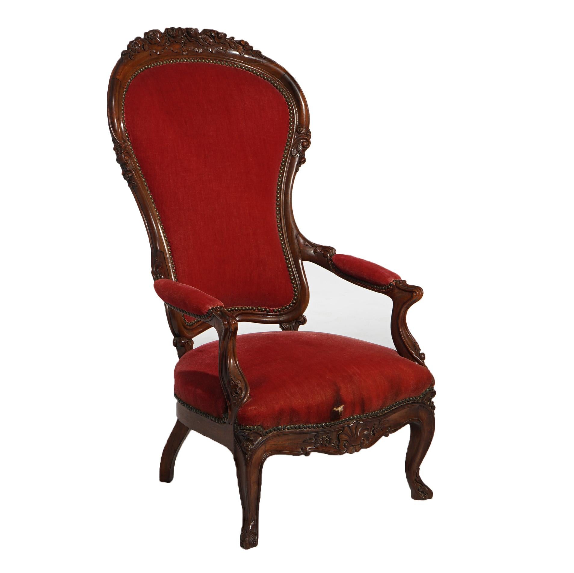 Fauteuil victorien ancien surdimensionné en noyer sculpté, vers 1890 Bon état - En vente à Big Flats, NY