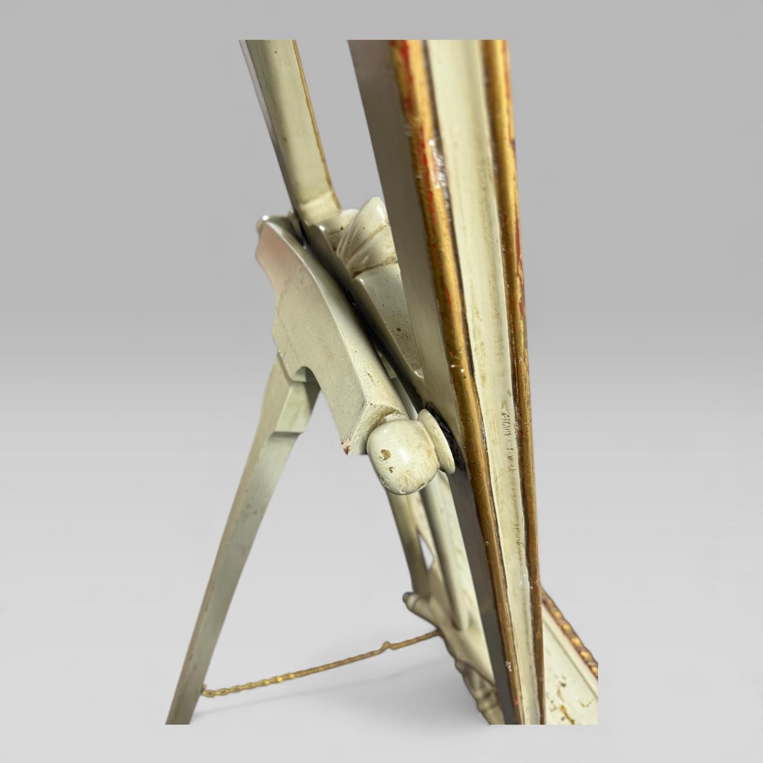 Chevalet d'artiste victorien ancien peint et doré de style Louis XV, accessoire de cinéma en vente 2