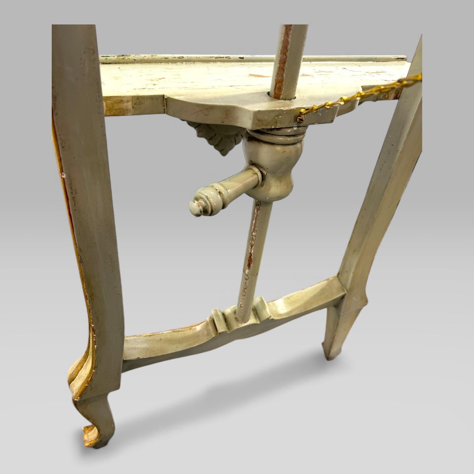 Chevalet d'artiste victorien ancien peint et doré de style Louis XV, accessoire de cinéma en vente 5