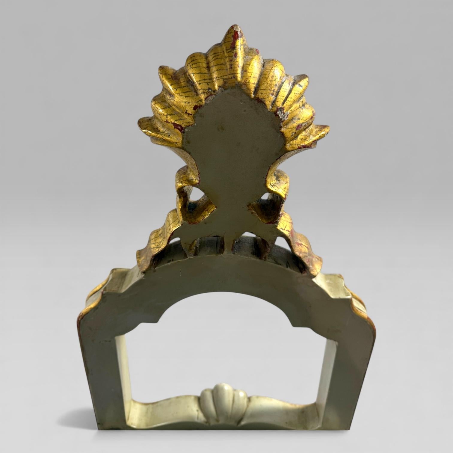 Chevalet d'artiste victorien ancien peint et doré de style Louis XV, accessoire de cinéma en vente 6