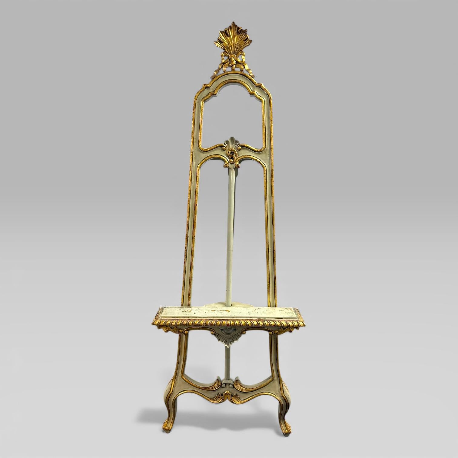 Ce chevalet de la fin de l'époque victorienne, datant d'environ 1890, est fabriqué dans le style Louis XV et recouvert d'une douce peinture vert menthe avec des reflets dorés. Le plateau présente une crête de coquille finement sculptée au-dessus