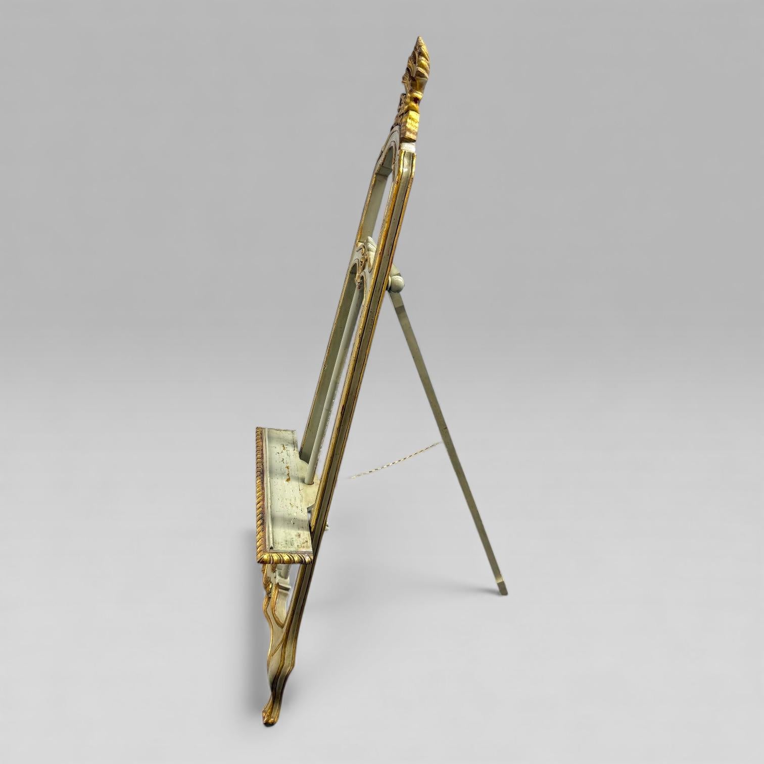 Victorien tardif Chevalet d'artiste victorien ancien peint et doré de style Louis XV, accessoire de cinéma en vente