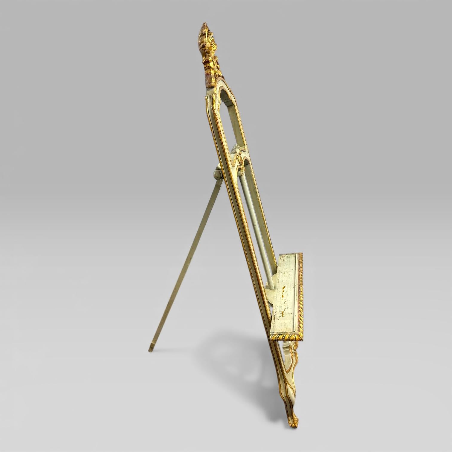 Français Chevalet d'artiste victorien ancien peint et doré de style Louis XV, accessoire de cinéma en vente