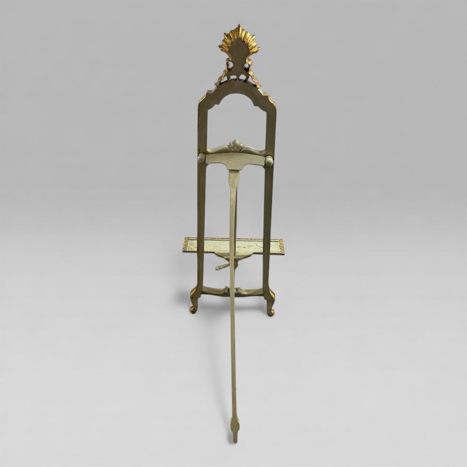 Doré Chevalet d'artiste victorien ancien peint et doré de style Louis XV, accessoire de cinéma en vente