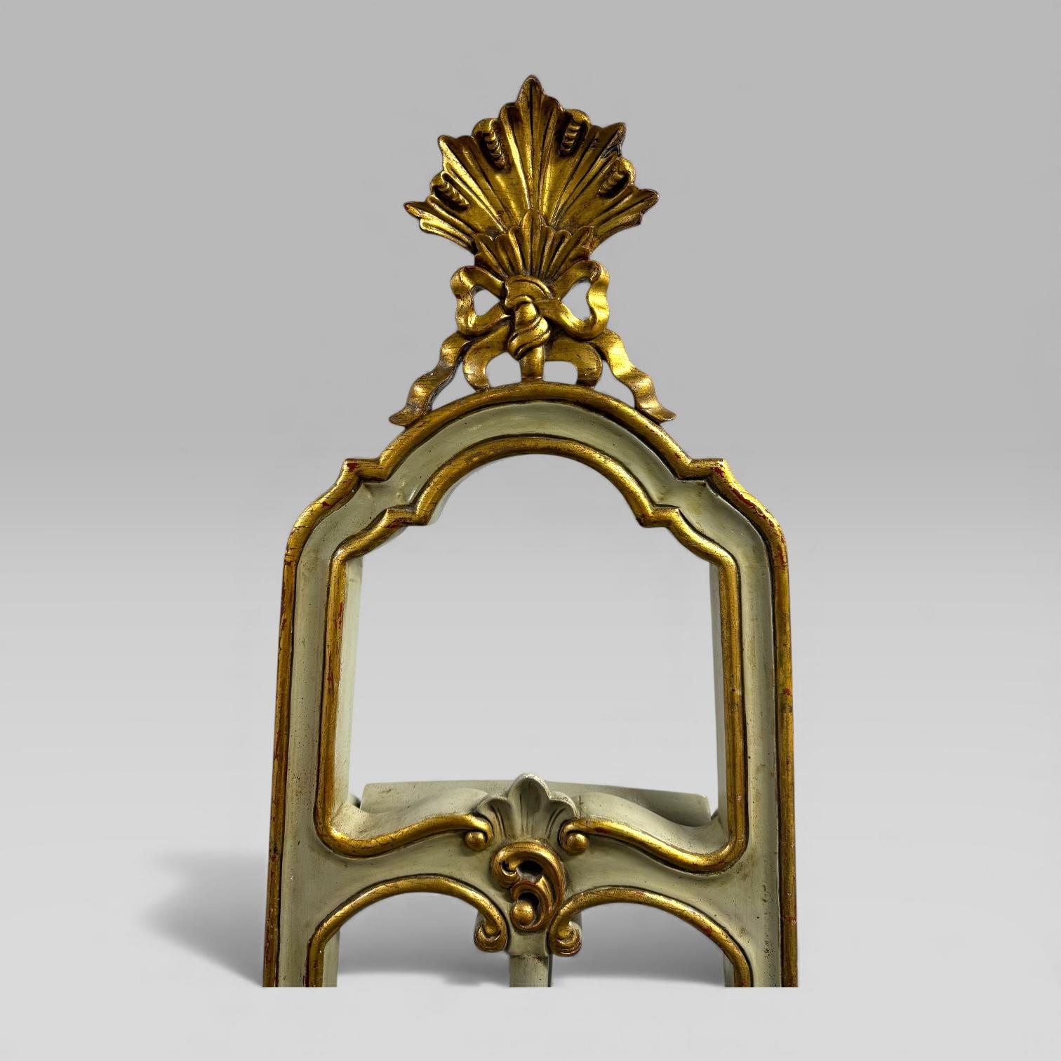 Chevalet d'artiste victorien ancien peint et doré de style Louis XV, accessoire de cinéma Bon état - En vente à King's Lynn, GB