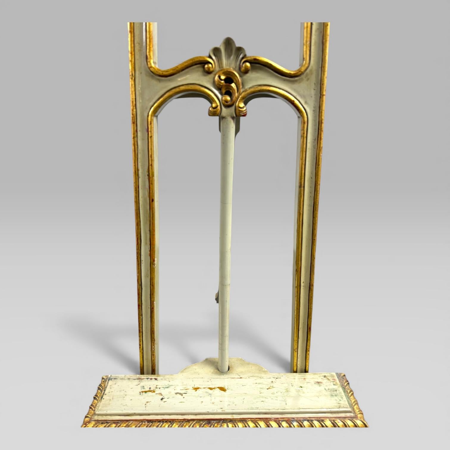 XIXe siècle Chevalet d'artiste victorien ancien peint et doré de style Louis XV, accessoire de cinéma en vente