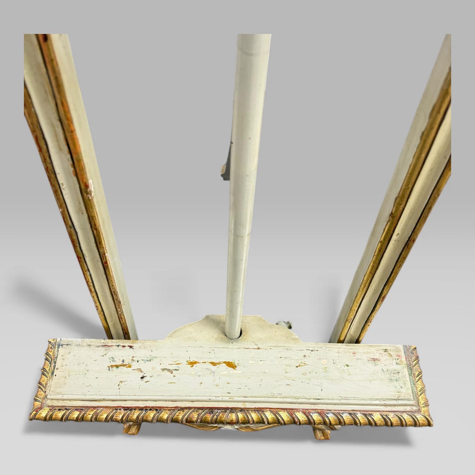 Bois de feuillus Chevalet d'artiste victorien ancien peint et doré de style Louis XV, accessoire de cinéma en vente