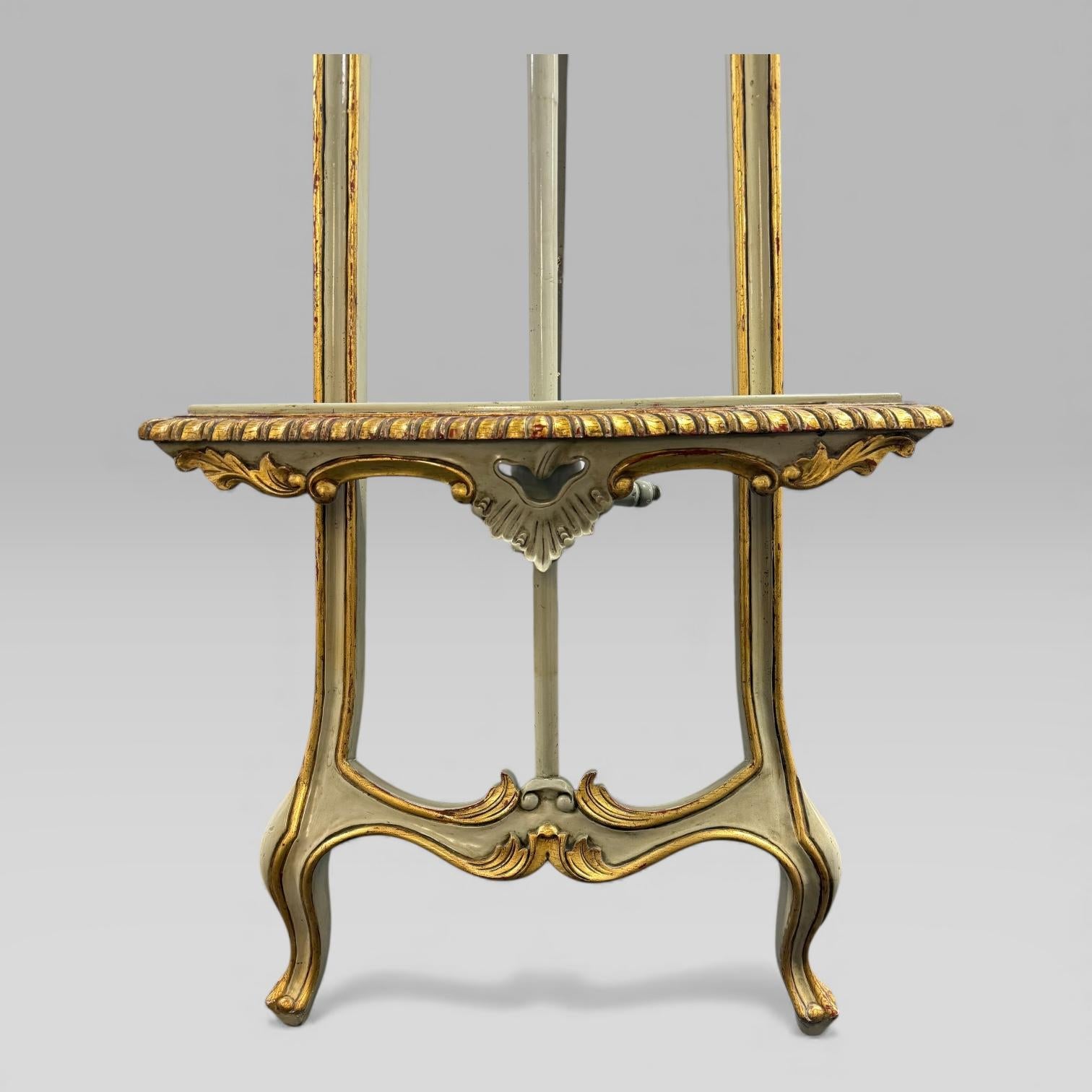 Chevalet d'artiste victorien ancien peint et doré de style Louis XV, accessoire de cinéma en vente 1