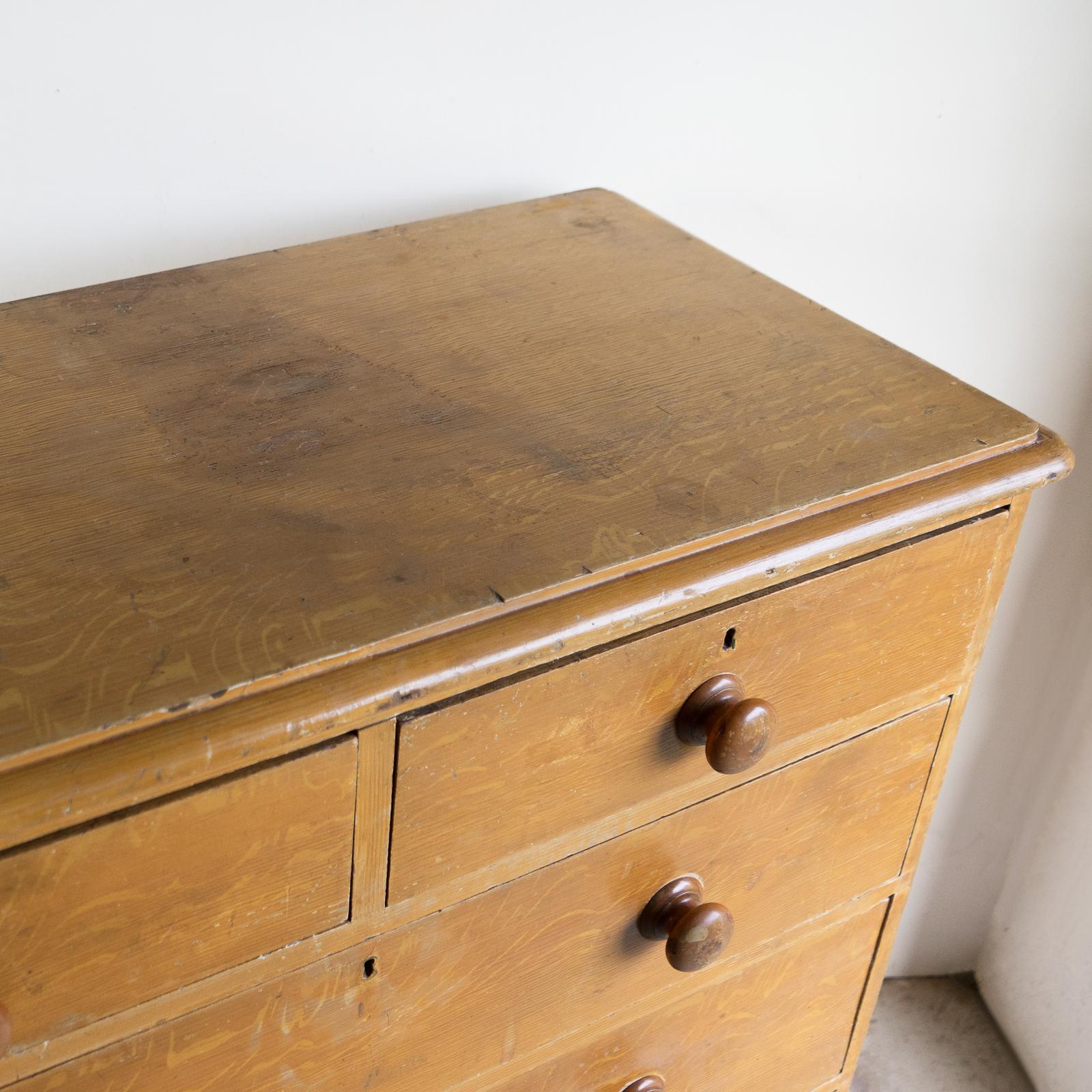 Ancienne commode victorienne en pin peint, peinture d'origine, milieu du 19e siècle en vente 7