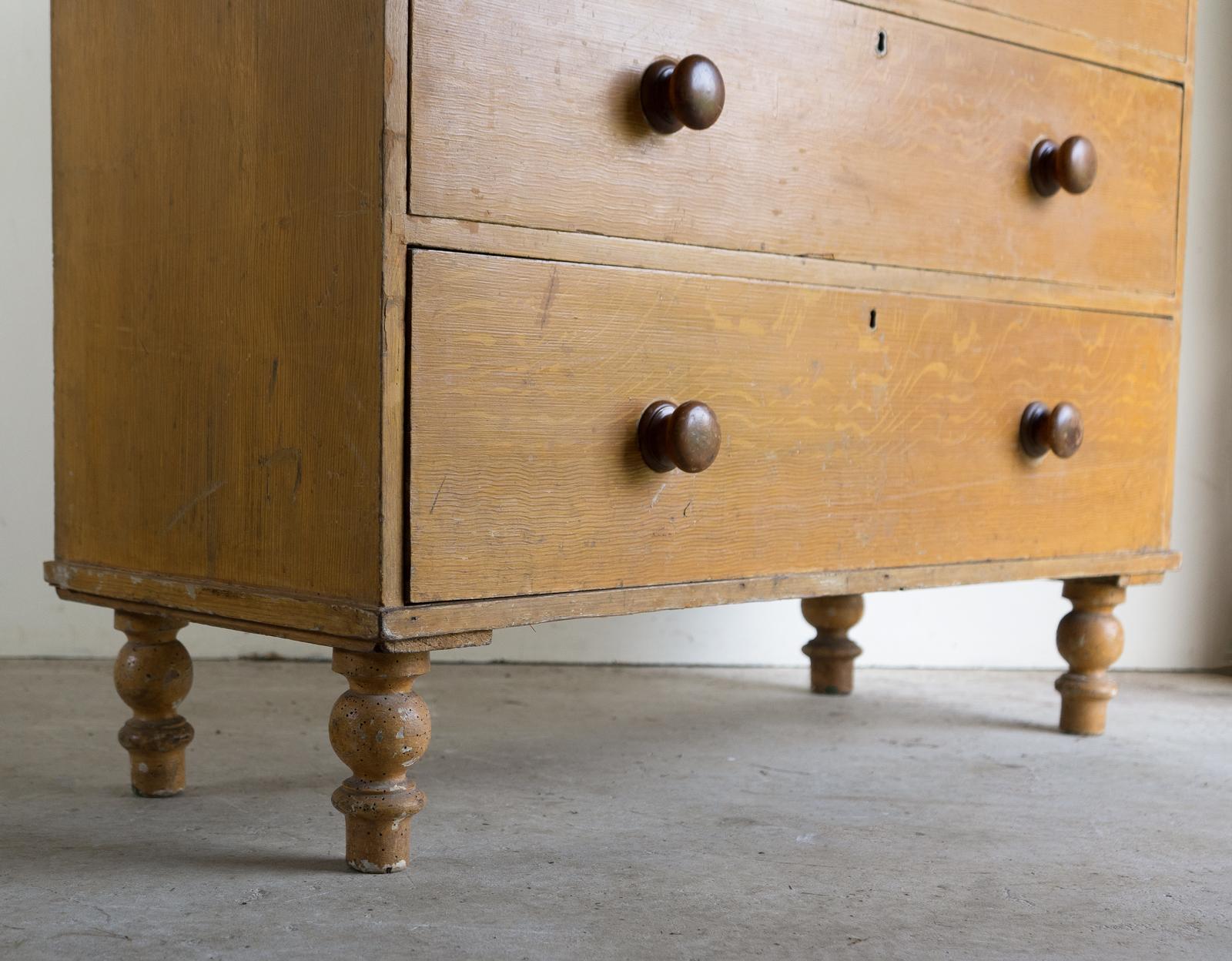 Ancienne commode victorienne en pin peint, peinture d'origine, milieu du 19e siècle en vente 8