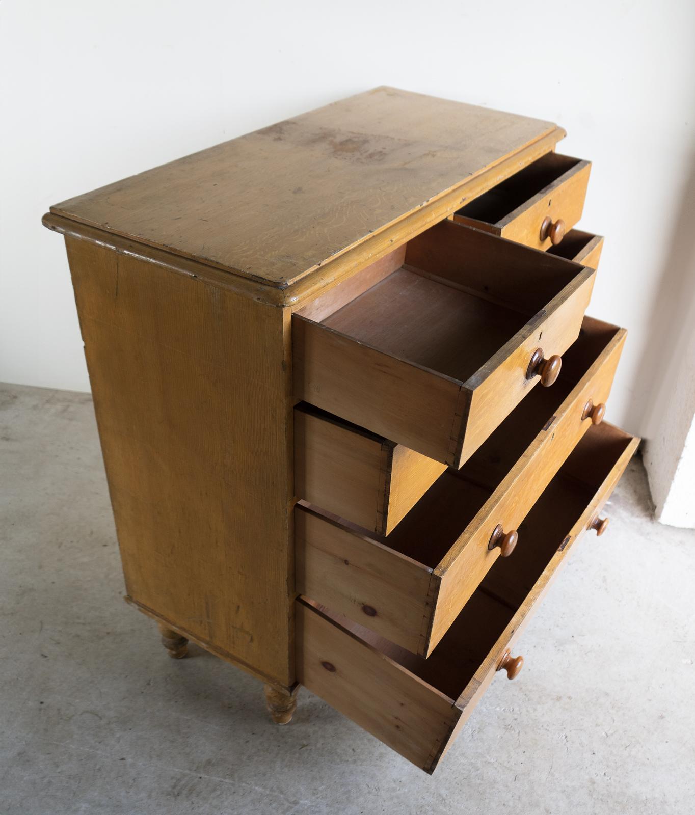 Ancienne commode victorienne en pin peint, peinture d'origine, milieu du 19e siècle en vente 9