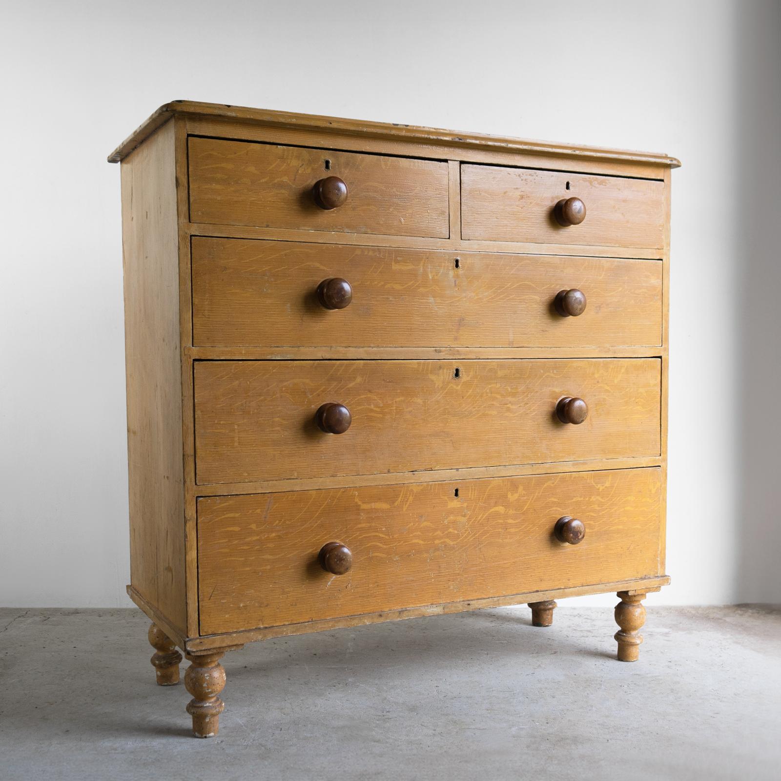 Britannique Ancienne commode victorienne en pin peint, peinture d'origine, milieu du 19e siècle en vente