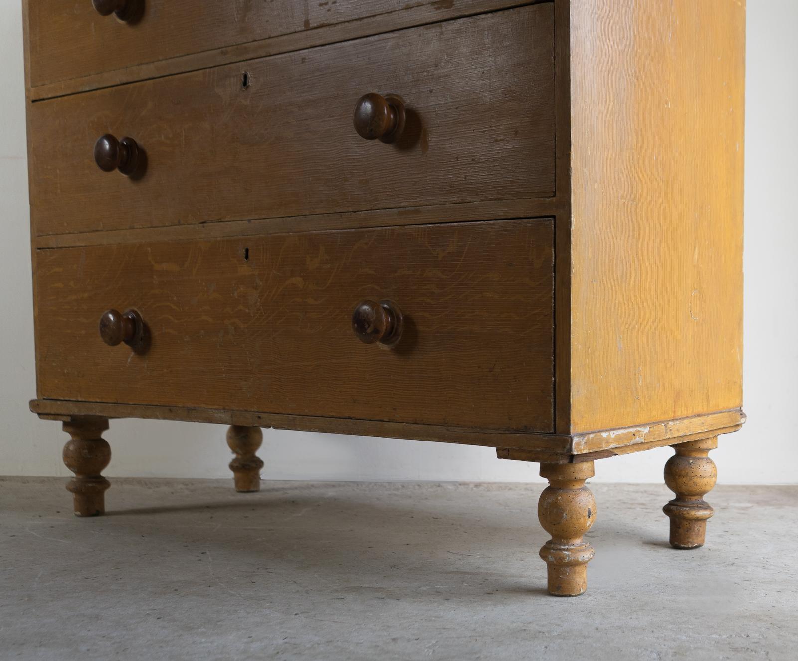 Fait main Ancienne commode victorienne en pin peint, peinture d'origine, milieu du 19e siècle en vente