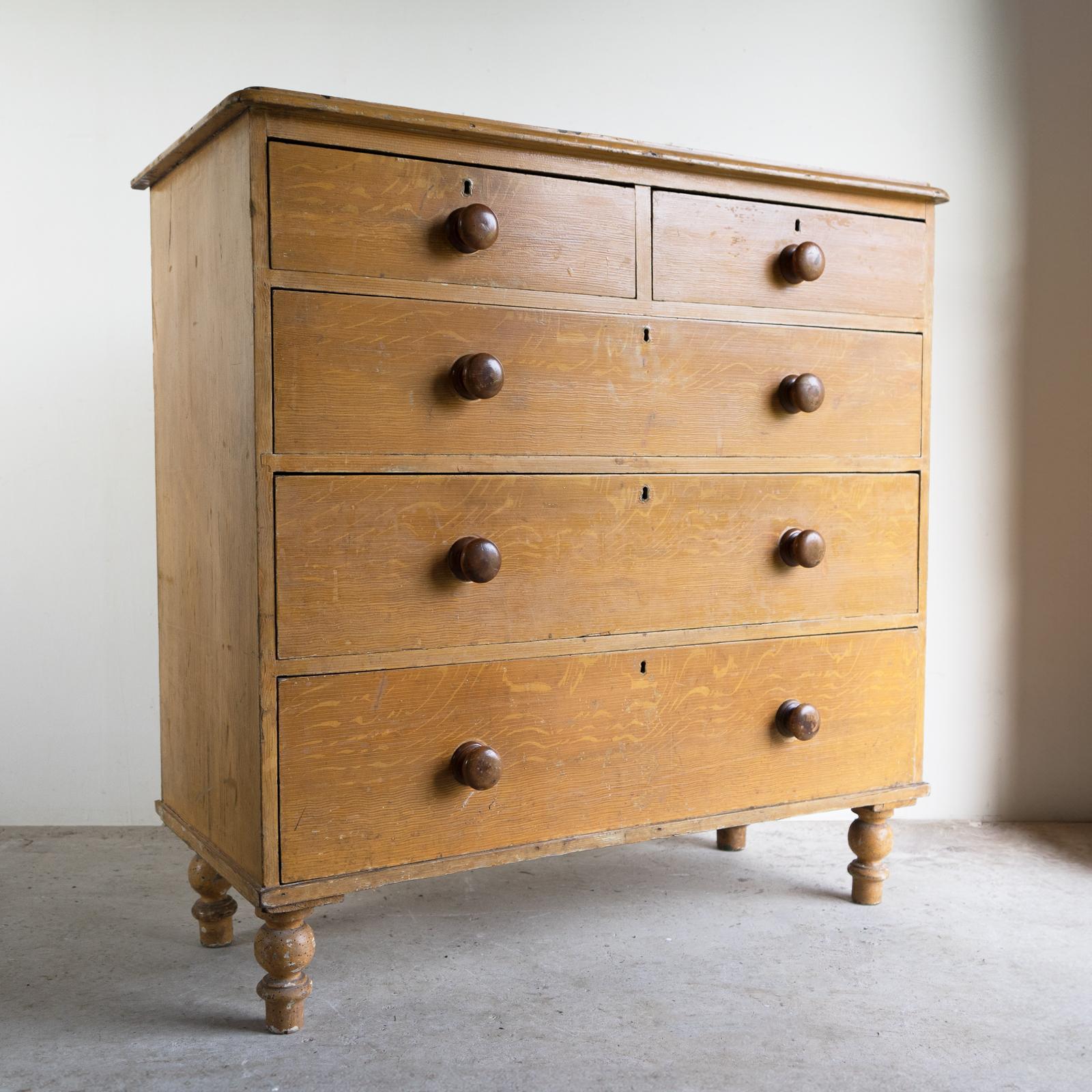 Ancienne commode victorienne en pin peint, peinture d'origine, milieu du 19e siècle Bon état - En vente à Bristol, GB