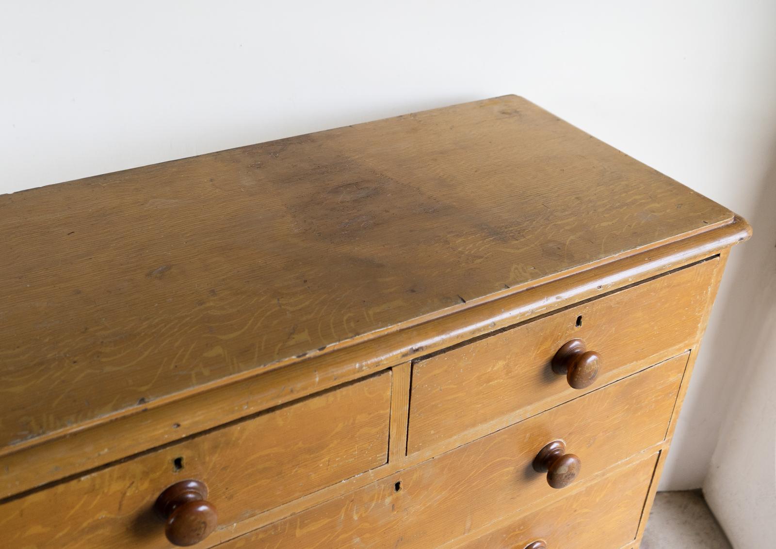 Pin Ancienne commode victorienne en pin peint, peinture d'origine, milieu du 19e siècle en vente