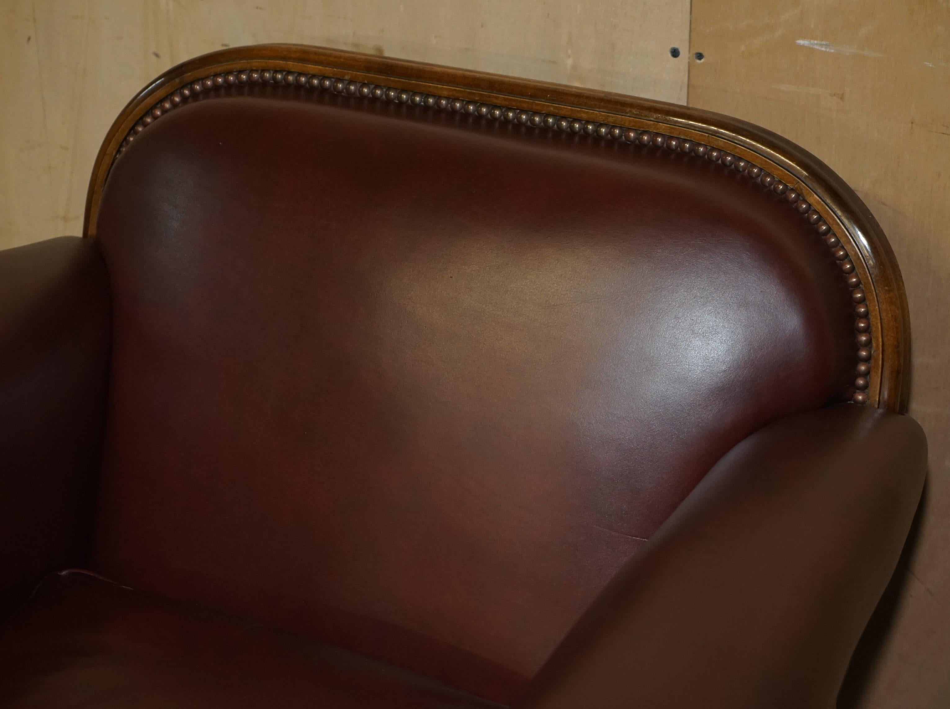 English Antique Victorian Pair of Claw & Ball Feet Brown Leather Walnut Club Armchairs For Sale