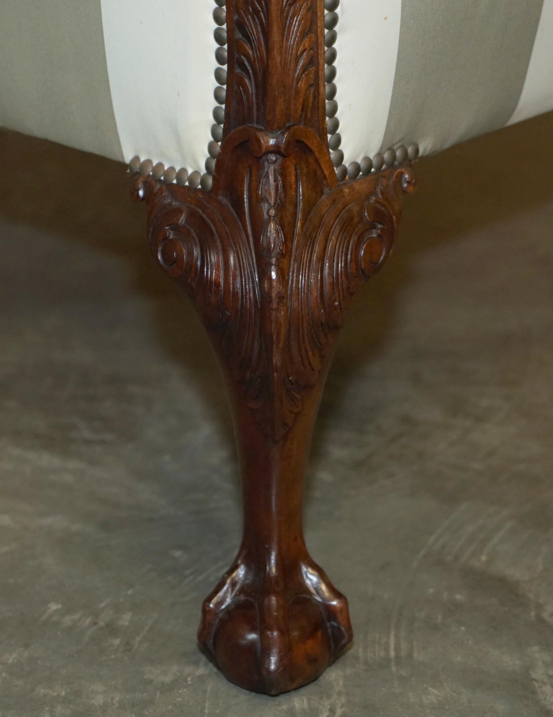 Antikes viktorianisches Paar handgeschnitzter Clubsessel aus Nussbaumholz mit Klauen- und Kugelfüßen im Angebot 1