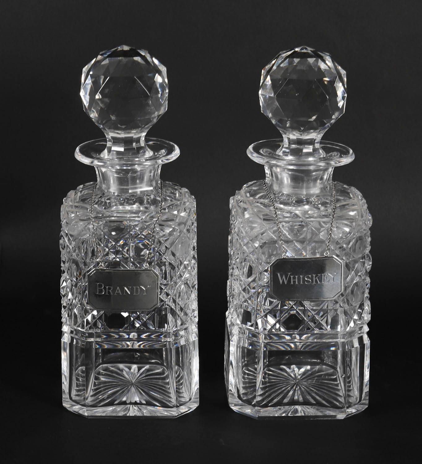Une superbe paire de carafes anciennes en cristal taillé à la main de l'époque victorienne, datant d'environ 1880.

Les merveilleuses carafes carrées en forme de diamant avec des bords arrondis et les bouchons boule à facettes d'origine. Ils sont