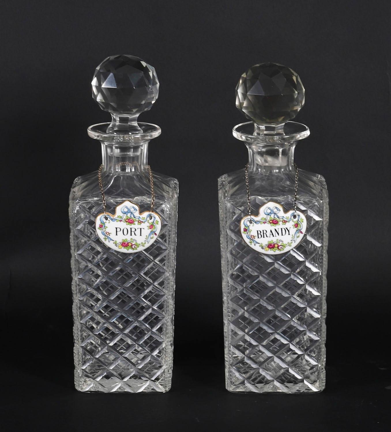 Une superbe paire de carafes anciennes en cristal taillé à la main de l'époque victorienne, datant d'environ 1880.

Les merveilleuses carafes carrées en forme de diamant avec bouchons à facettes d'origine et étiquettes en émail décoré pour le Porto