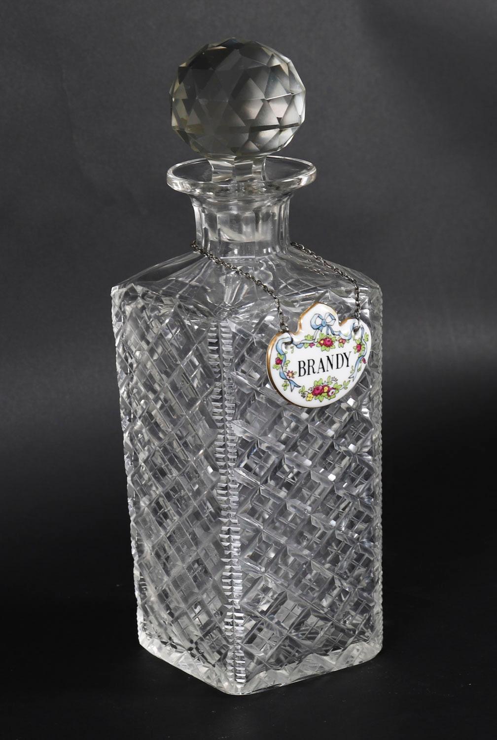 Victorien Ancienne paire victorienne de carafes à décanter en cristal taillé en forme d'ongle Circa 1880 19ème siècle en vente