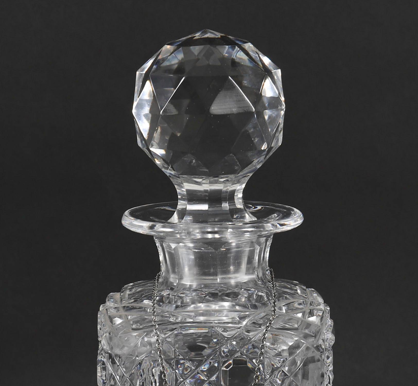 Anglais Ancienne paire victorienne de carafes à décanter en cristal taillé en forme d'ongle Circa 1880 19ème siècle en vente