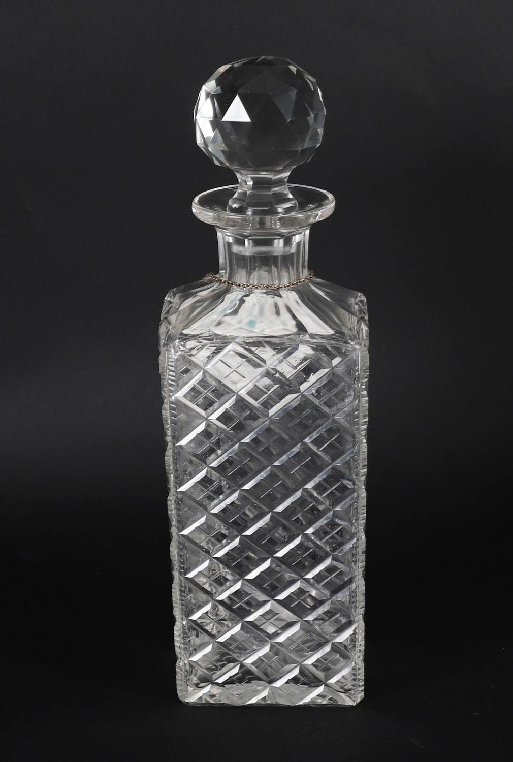 Verre Ancienne paire victorienne de carafes à décanter en cristal taillé en forme d'ongle Circa 1880 19ème siècle en vente