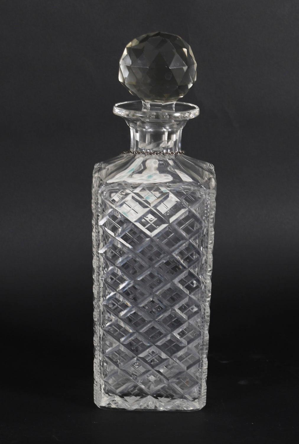 Ancienne paire victorienne de carafes à décanter en cristal taillé en forme d'ongle Circa 1880 19ème siècle en vente 1