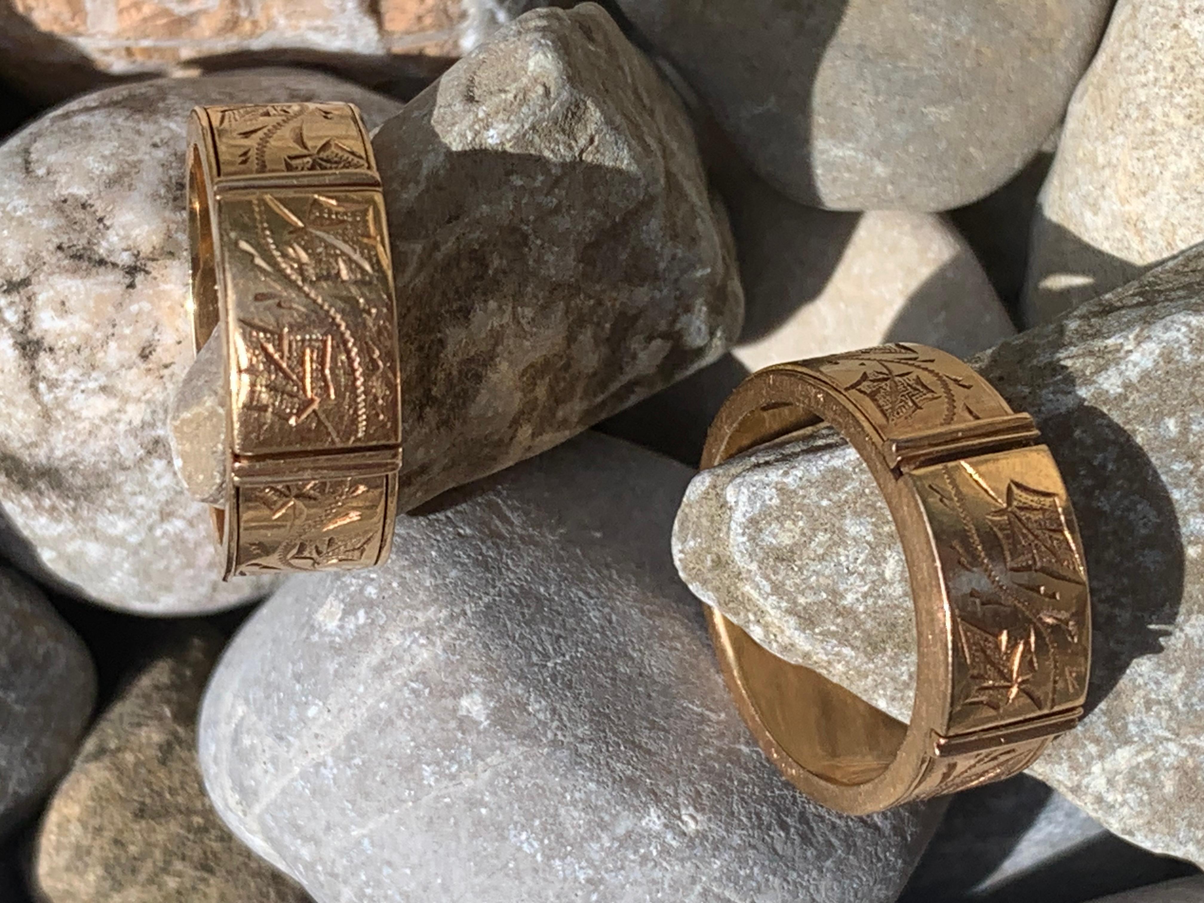 Dieses seltene Paar passender Freundschaftsringe ist ein echtes Sammlerstück. Sie wurden um 1840-50 aus 15 Karat Roségold hergestellt. Die Ringbänder bestehen aus einem inneren und einem äußeren Ring. Der äußere Ring kann geöffnet werden, um ein
